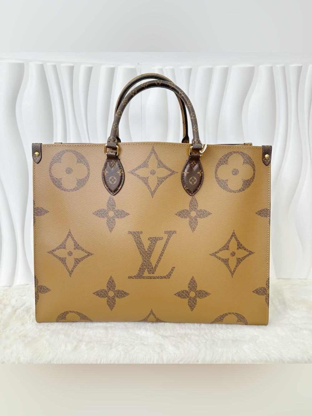 Louis Vuitton OnTheGo Tote in monogram giant canvas